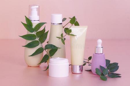 血清,护肤品化妆品由纯天然植物,绿色叶子上的有机美容spa产品,护肤品